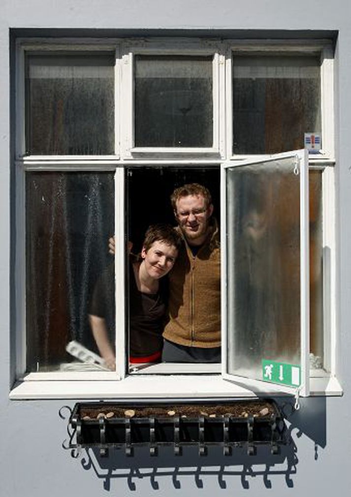 Hjónin Berglind Björk Halldórsdóttir og Hannes Þór Baldursson breyttu heimili sínu í gistiheimili til að geta staðið undir afborgunum.Fréttablaðið/Anton