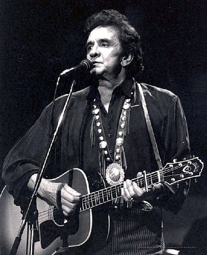 Hinn ódauðlega rödd Johnny Cash heyrist brátt flytja ný lög.