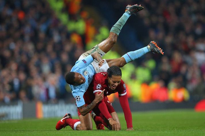 Raheem Sterling hjá Manchester City í samstuði við Virgil Van Dijk hjá Liverpool en það þarf væntanlega að fresta næsta leik liðanna inn á sumarið vegna þátttöku Manchester City í enska bikarnum.