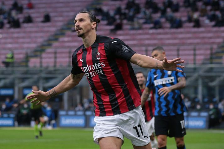 Zlatan Ibrahimovic fagnar marki gegn Inter en hann skoraði bæði mörk AC Milan í 2-1 sigrinum um helgina.