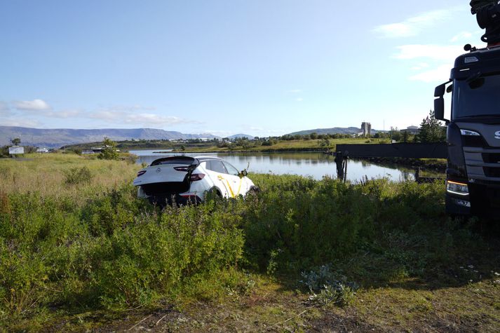 Bílnum hafði verið komið upp á bakka Elliðaár þegar ljósmyndari Vísis mætti á vettvang.