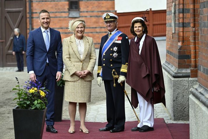 Forseta- og konungshjónin í dag við hesthús konungshallarinnar. Björn Skúlason, Halla Tómasdóttir, Karl Gústaf konungur og Silvía drottning. 