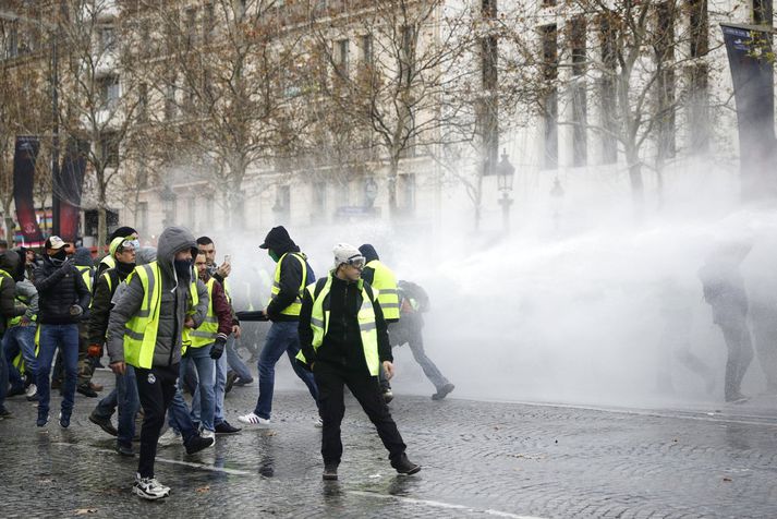 Til átaka kom á Champs Elysees í morgun.