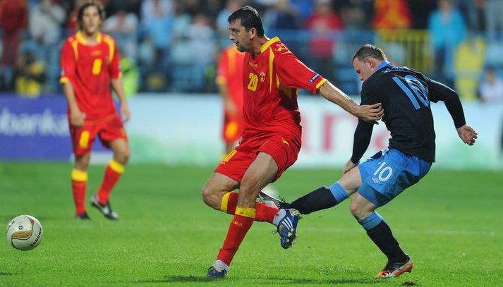 Wayne Rooney sparkar hér í Miodrag Dzudovic í leiknum í gær.
