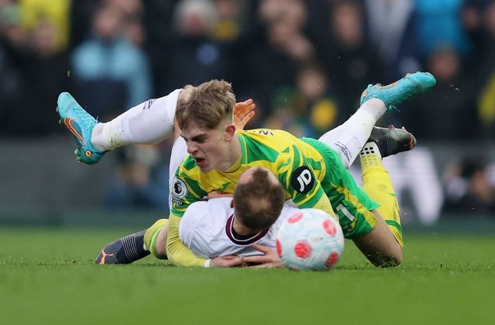 Williams gefur Eriksen faðmlag eftir samstuð þeirra.