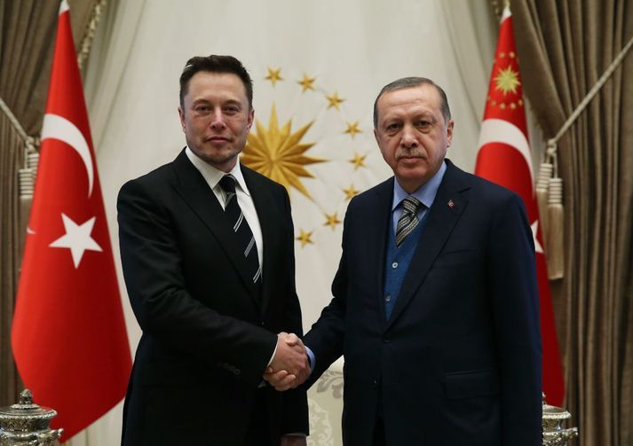 Elon Musk (t.v.), eigandi Twitter, tekur í hönd Receps Erdogan Tyrklandsforseta (t.h.) þegar þeir hittust árið 2017. Tesla, rafbílafyrirtæki Musk, hefur um árabil reynt að komast á tyrkneskan markað.