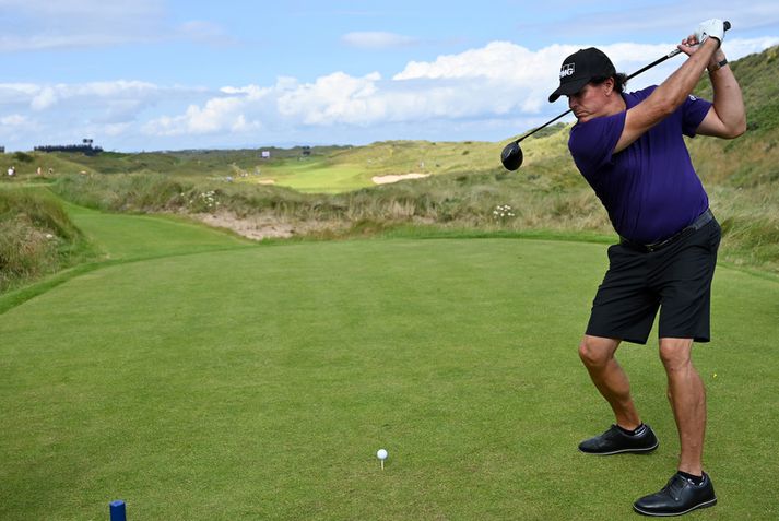 Phil Mickelson lítur mun betur út. Hér er hann að undirbúa sig fyrir Opna breska meistaramótið.