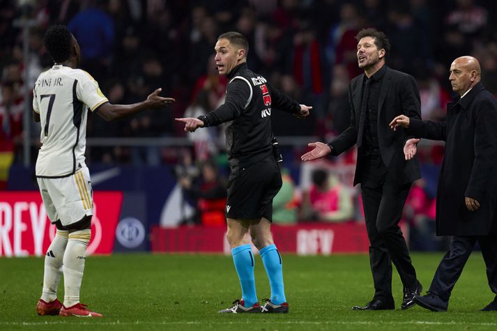 Diego Simeone og Vinicius Junior of Real Madrid rifust í leiknum en nú sér Simeone eftir öllu saman og hefur beðist afsökunar.