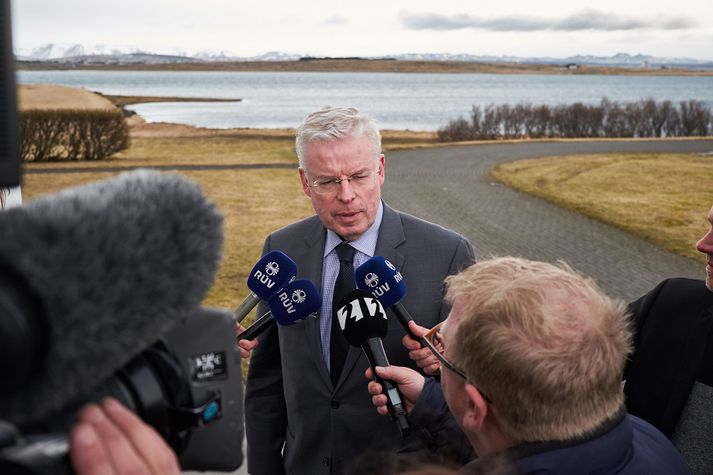 Einar Kristinn Guðfinnsson forseti Alþingis, rétt áður en hann gekk á fund forseta Íslands.