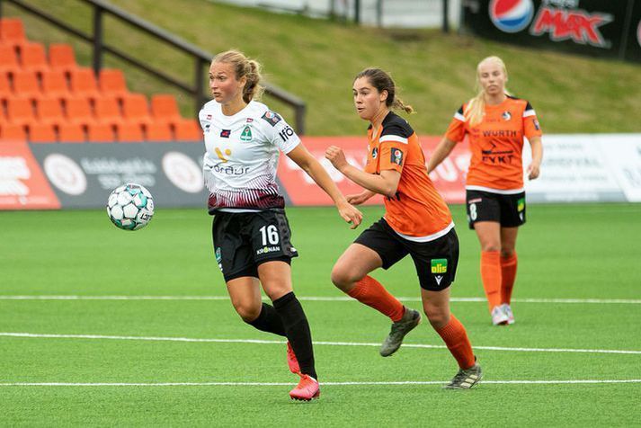Bryndís Arna Níelsdóttir í baráttunni við landsliðskonuna Alexöndru Jóhannsdóttur síðasta sumar.