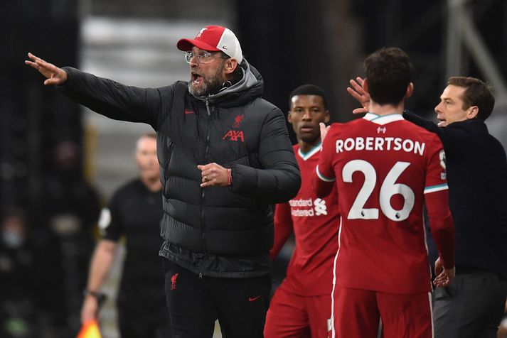 Jürgen Klopp öskrar á leikmenn Liverpool á Craven Cottage í gær.