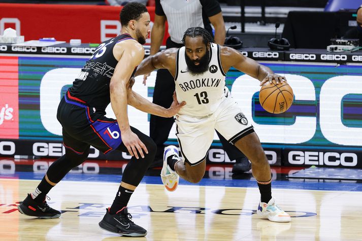 James Harden er á leið til Philadelphia 76ers í skiptum fyrir Ben Simmons.