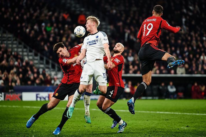 Orri Steinn Óskarsson í baráttunni við United-menn á Parken, þar sem FCK vann frækinn 4-3 sigur.