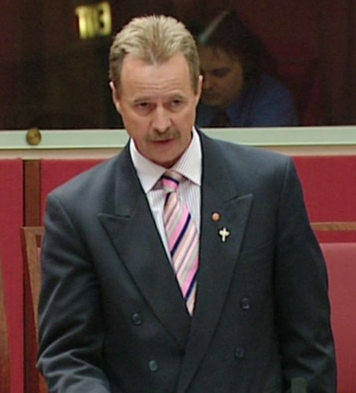 Nigel Scullion, hér í öllum fötunum á ástralska þinginu.