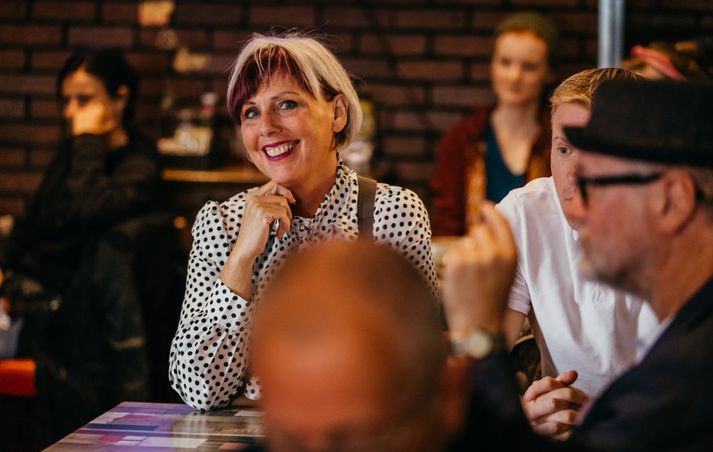 Helga Ingadóttir hjá Eldstó á Hvolsvelli en hún og hennar fólk bjóða gestum og gangandi að koma í afmæliskaffi til þeirra á morgun, sunnudaginn 26. maí þar sem boðið verður upp á ókeypis köku og kaffi á milli 15:00 og 17:00 í tilefni af 20 ára afmælinu.