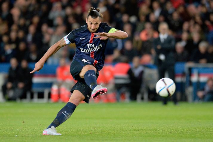 Zlatan tekur hér aukaspyrnu gegn Guingamp.