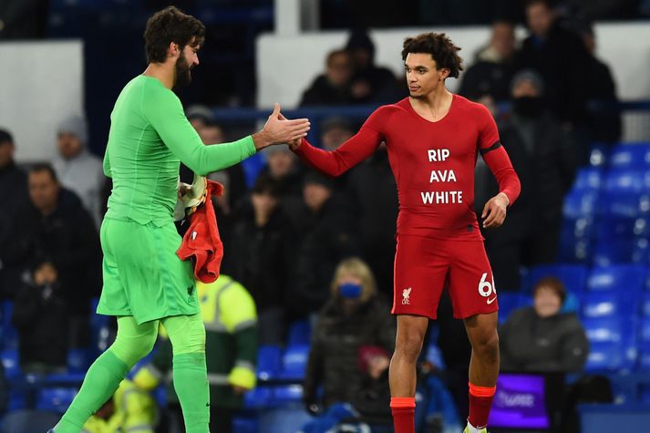 Trent Alexander-Arnold með Alisson Becker eftir sigur Liverpool á Goodison Park í gær.