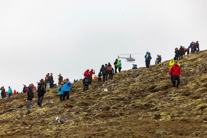 Fjöldi fólks hefur gengið upp í Geldingadali til að sjá eldgosið. Ferðamennirnir sem áttu að vera í sóttkví komust ekki svo langt.