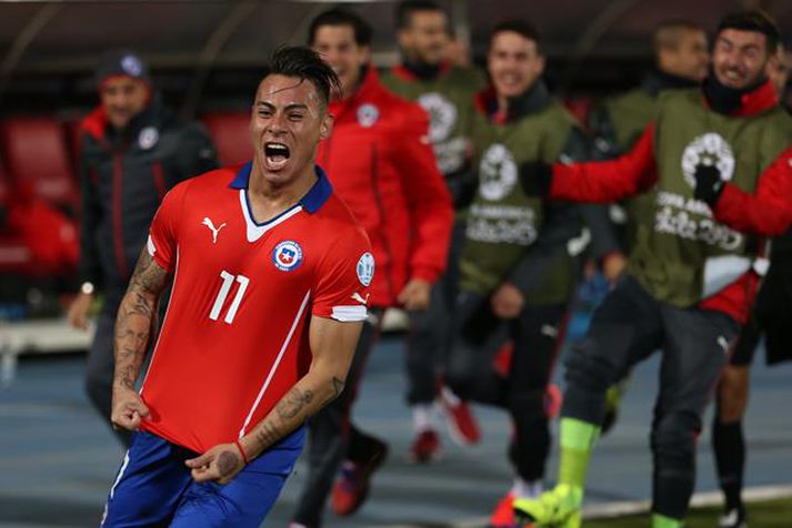 Vargas fagnar seinna marki sínu sem tryggði Chile sigurinn og sæti í úrslitaleiknum.