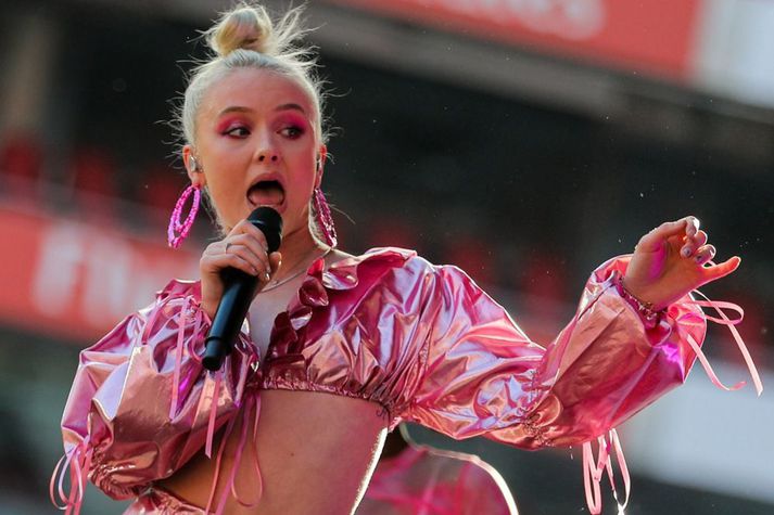 Zara Larsson hitaði upp fyrir Ed Sheeran á tónleikum hans á Laugardalsvelli í ágúst 2019.