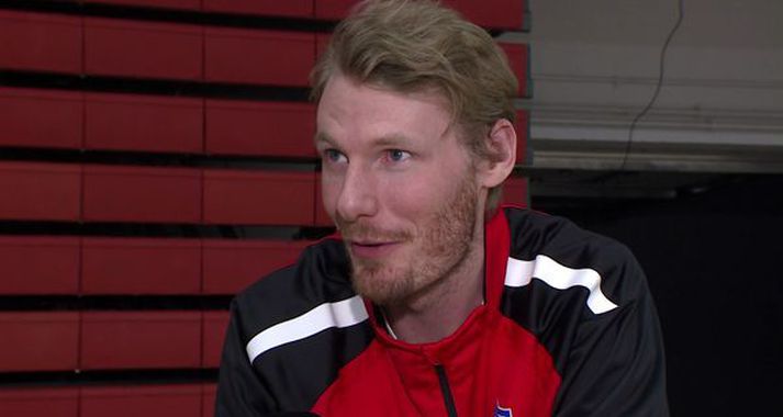 Aron Rafn Eðvarðsson hefur síðastliðinn mánuð byrjað að hjóla á þrekhjóli en virðist eiga langt í land með að spila handbolta á nýjan leik. Það ætlar hann sér þó að gera.