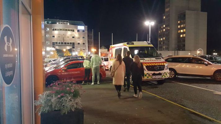 Tveir lögreglubílar og tveir sjúkrabílar voru kallaðir á vettvang í gærkvöldi.
