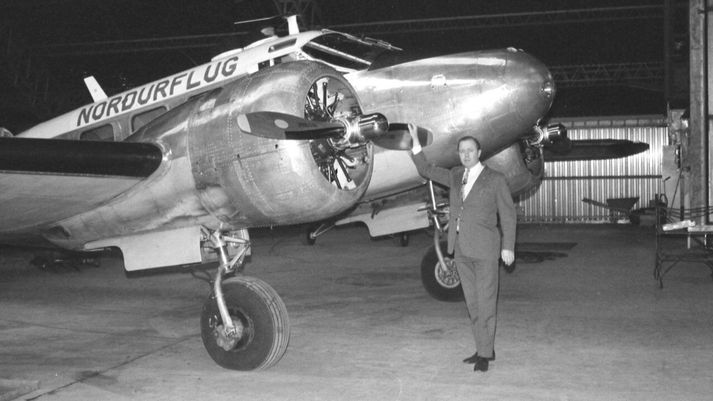 Tryggvi Helgason, stofnandi Norðurflugs, við aðra af Beechcraft-vélum félagsins.