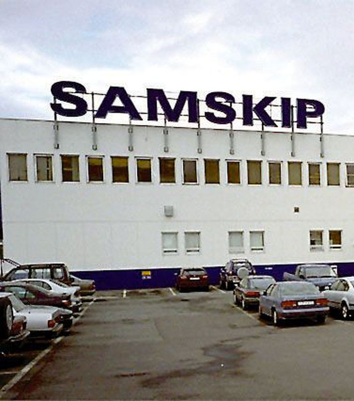 Pakki sem fimmmenningarnir töldu hafa að geyma tæp fjögur kíló af amfetamíni var sóttur í vöruhús Samskipa.