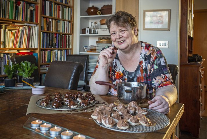 Nanna var að baka sörur af mikilli alúð þegar ljósmyndarinn kom til hennar í heimsókn. Hún gefur þó uppskrift að mat hér.