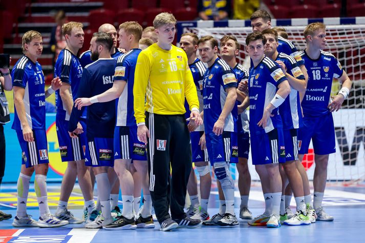 Íslensku strákarnir þurfa að standa saman inn á vellinum en það verður líka að passa upp á að styðja landsliðið utan vallar.