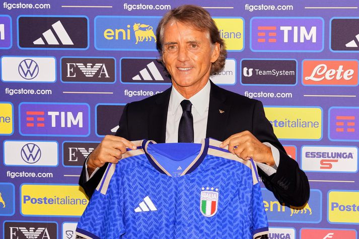 Roberto Mancini með ítölsku landsliðstreyjuna eftir að hafa tekið við liðinu í annað sinn.