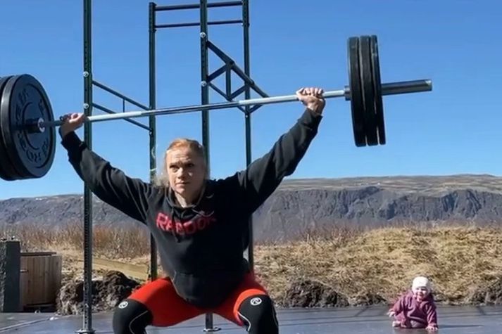 Anníe Mist Þórisdóttir að lyfta en Freyja Mist fylgist með móður sinni.