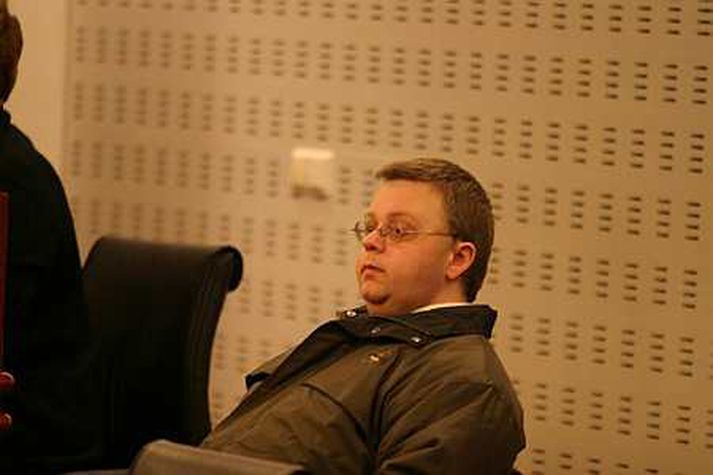 Lögfræðingur Ágústs Magnússonar, dæmds barnaníðings, segir lögregluna fresta rannsókn til að koma í veg fyrir reynslulausn skjólstæðings síns.