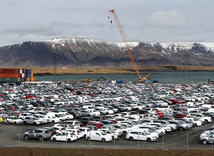 Að sögn Jóns Trausta hafa flutningafyrirtæki tekið upp á því að stafla bílum upp í gámum vegna skorts á plássi.