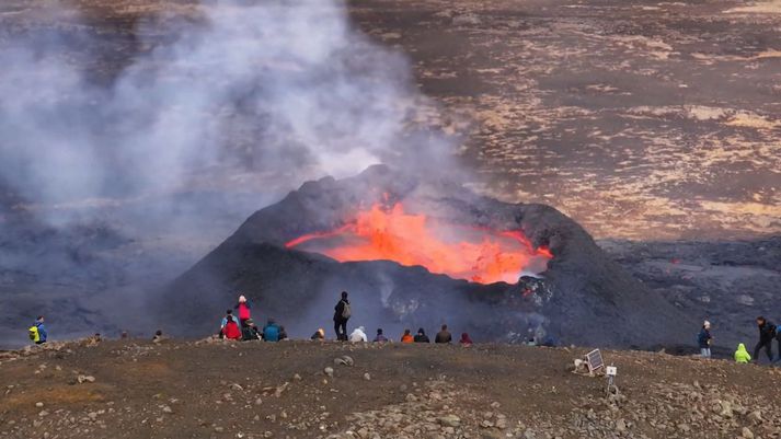 Svona sáu ferðamenn eldgíginn ofan af Litla-Hrúti í dag.