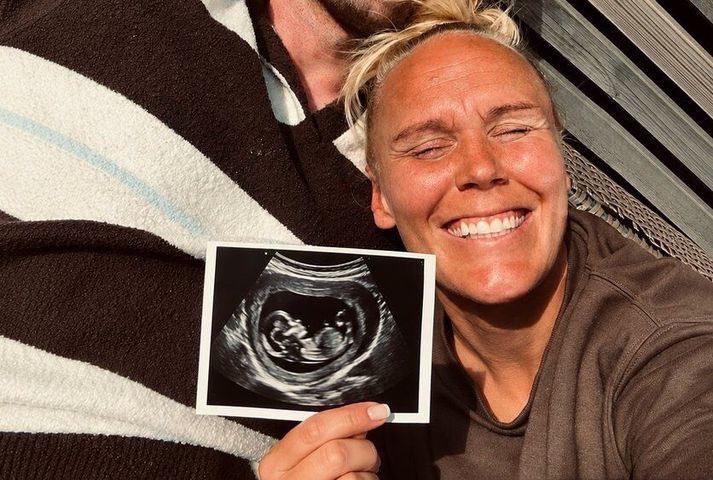 María Þórisdóttir með sónarmyndina af fyrsta barni sínu.