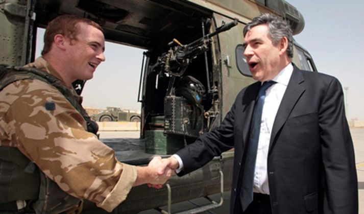 Brown heilsar hermönnum í Bagdad