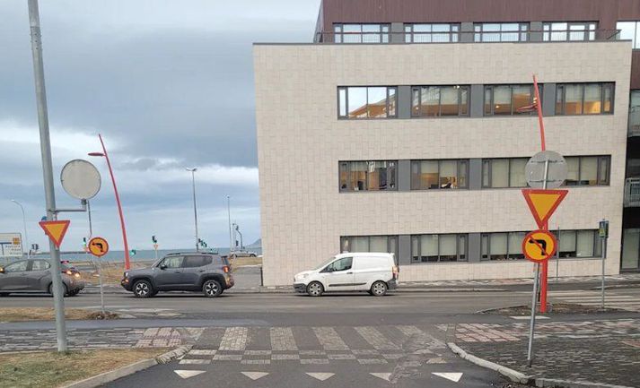 Bannað er að beyja til vinstri hér. 