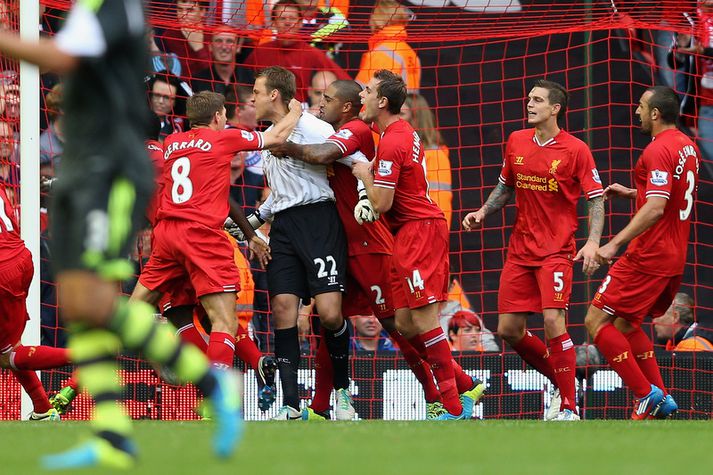Simon Mignolet fagnar með félögum sínum í Liverpool eftir að hann varði vítið.