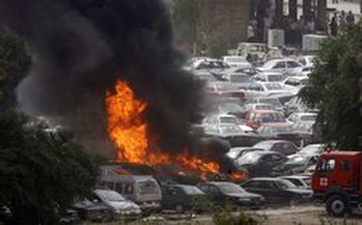 Þessi mynd er síðan tvær bílasprengjur sprungu á bílastæði við sendiráði Írans í Bagdad í fyrra.