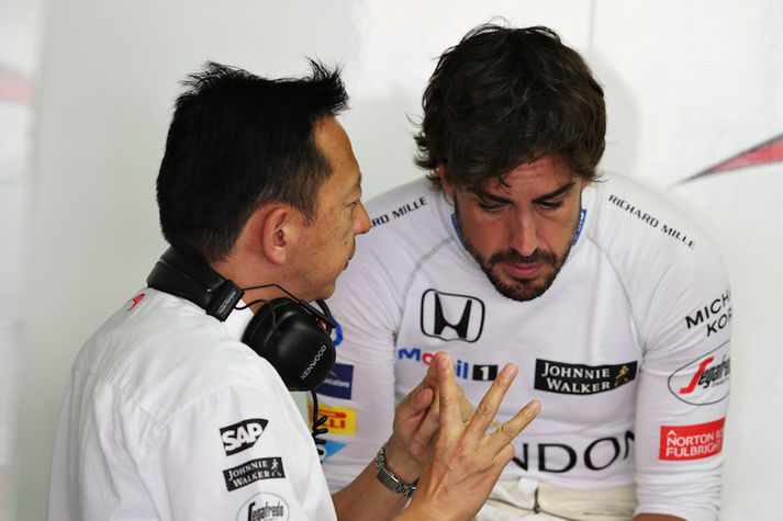 Yusuke Hasegawa ræðir við Fernando Alonso, ökumann McLaren Honda um þriðju kynslóðina af Honda vél.