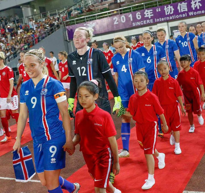 Margrét Lára Viðarsdóttir leiðir íslenska liðið fyrir leik á móti Dönum á æfingamótinu í Kína.