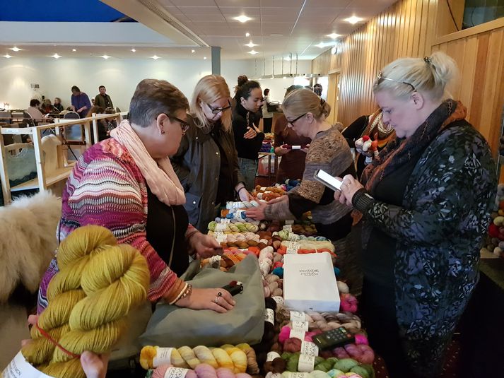 Góð stemming er á Prjónagleðinni á Blönduósi og mikið af fólki á staðnum vegna hátíðarinnar.