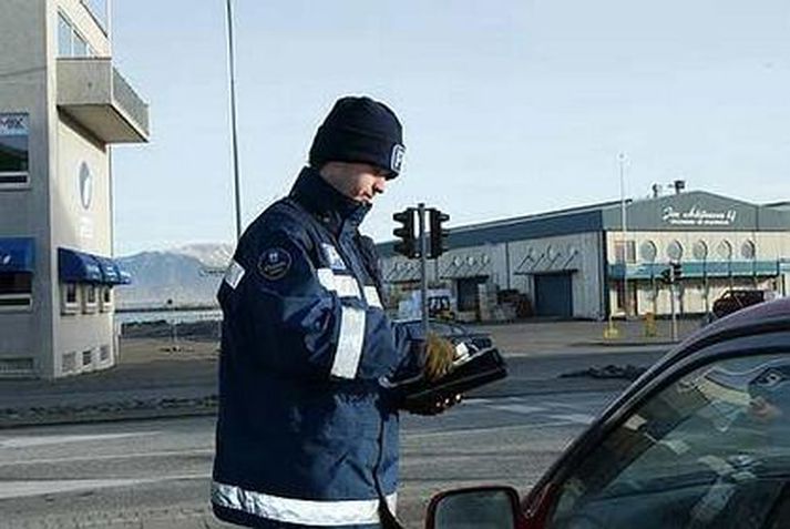 Stöðumælavörður við mælingar á stöðunni.