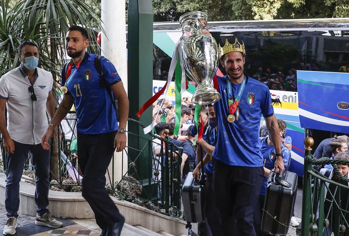 Konungurinn Giorgio Chiellini með bikarinn og við hlið hans er leikmaður mótsins, markvörðurinn Gianluigi Donnarumma.