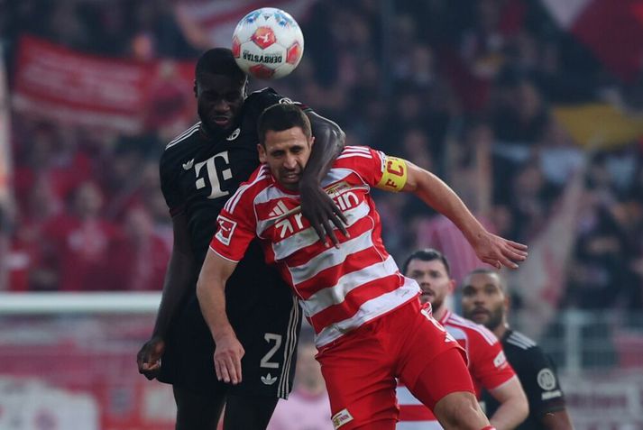 Dayot Upamecano og Rani Khedira takast á í leiknum í dag