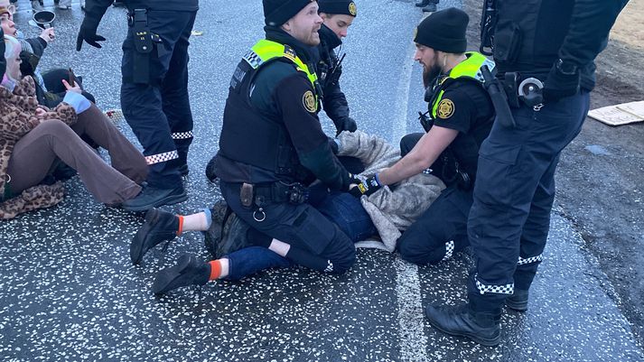 Þrír voru teknir höndum og einn borinn inn í lögreglubíl á mótmælum sem fram fóru á Bessastöðum í kvöld.