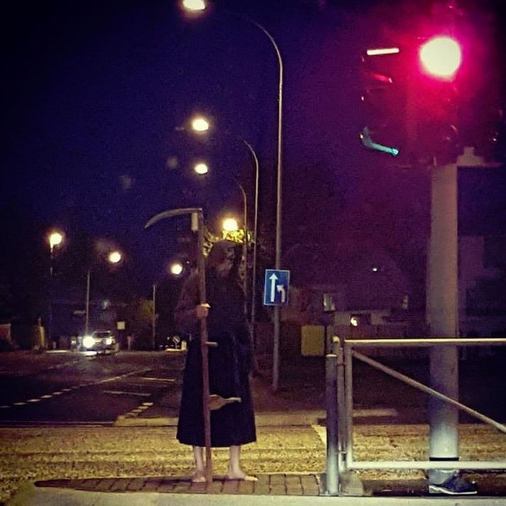 Lögregla segir að maðurinn með ljáinn hafi verið meinlaus.