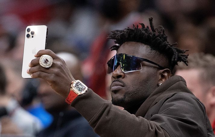 Antonio Brown á körfuboltaleik með Los Angeles Clippers en hann gæti nú verið á leið í fangelsi.