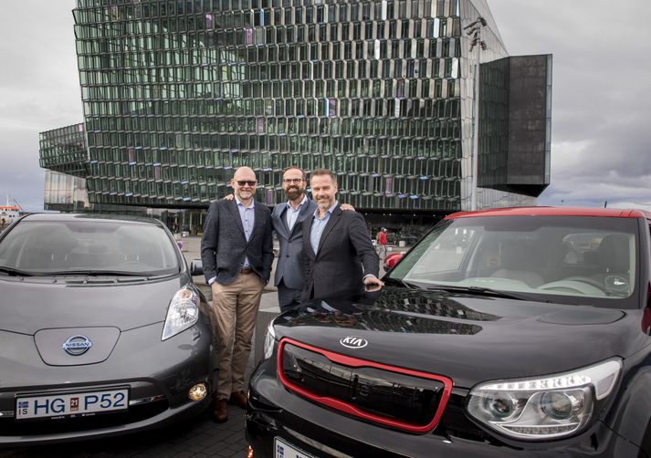 Skúli Skúlason, Friðrik Larsen og Jón Trausti Ólafsson brosmildir við Nissan Leaf og Kia Soul EV rafbílana.